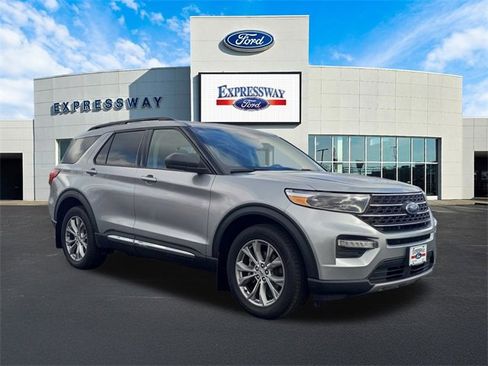 Used 2022 Ford Explorer XLT w/ Equipment Group 202A image 4