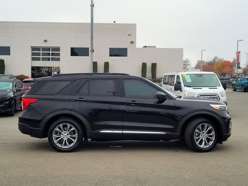 Used 2021 Ford Explorer XLT image 4