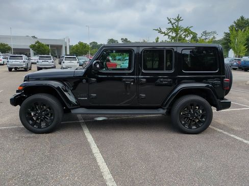 Used 2022 Jeep Wrangler Unlimited Sahara AWD/4WD image 7