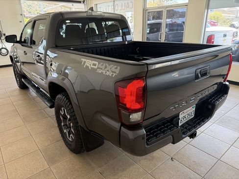 Used 2018 Toyota Tacoma TRD Sport w/ Technology Package AWD/4WD image 5