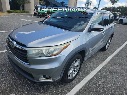 Used 2016 Toyota Highlander Limited w/ Driver Technology Package FWD image 3