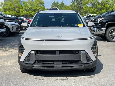Used 2025 Hyundai Kona SEL FWD image 2