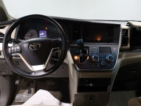 Used 2016 Toyota Sienna LE image 18