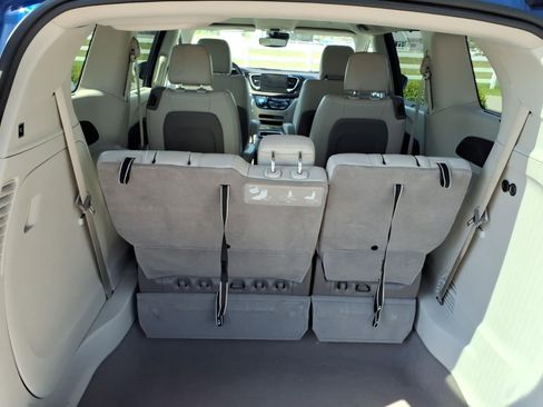 Used 2021 Chrysler Pacifica Touring-L image 18