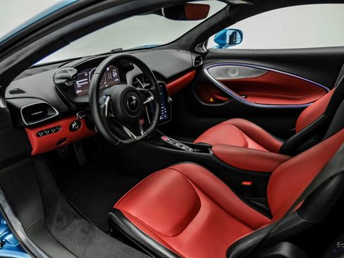 Used 2024 McLaren Artura RWD image 2