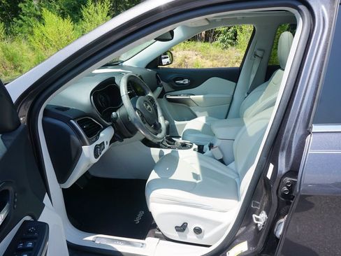 Used 2019 Jeep Cherokee Limited w/ Technology Group FWD image 2