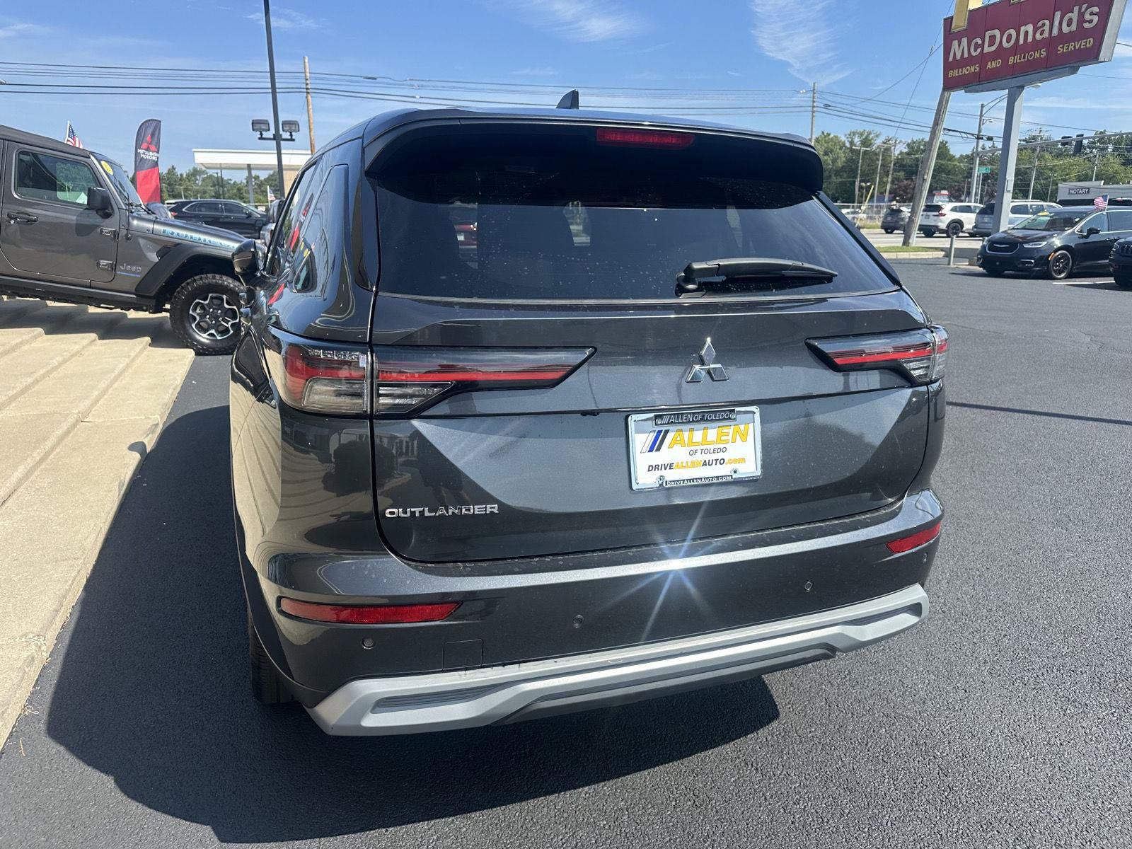 Used 2025 Mitsubishi Outlander SE FWD image 8