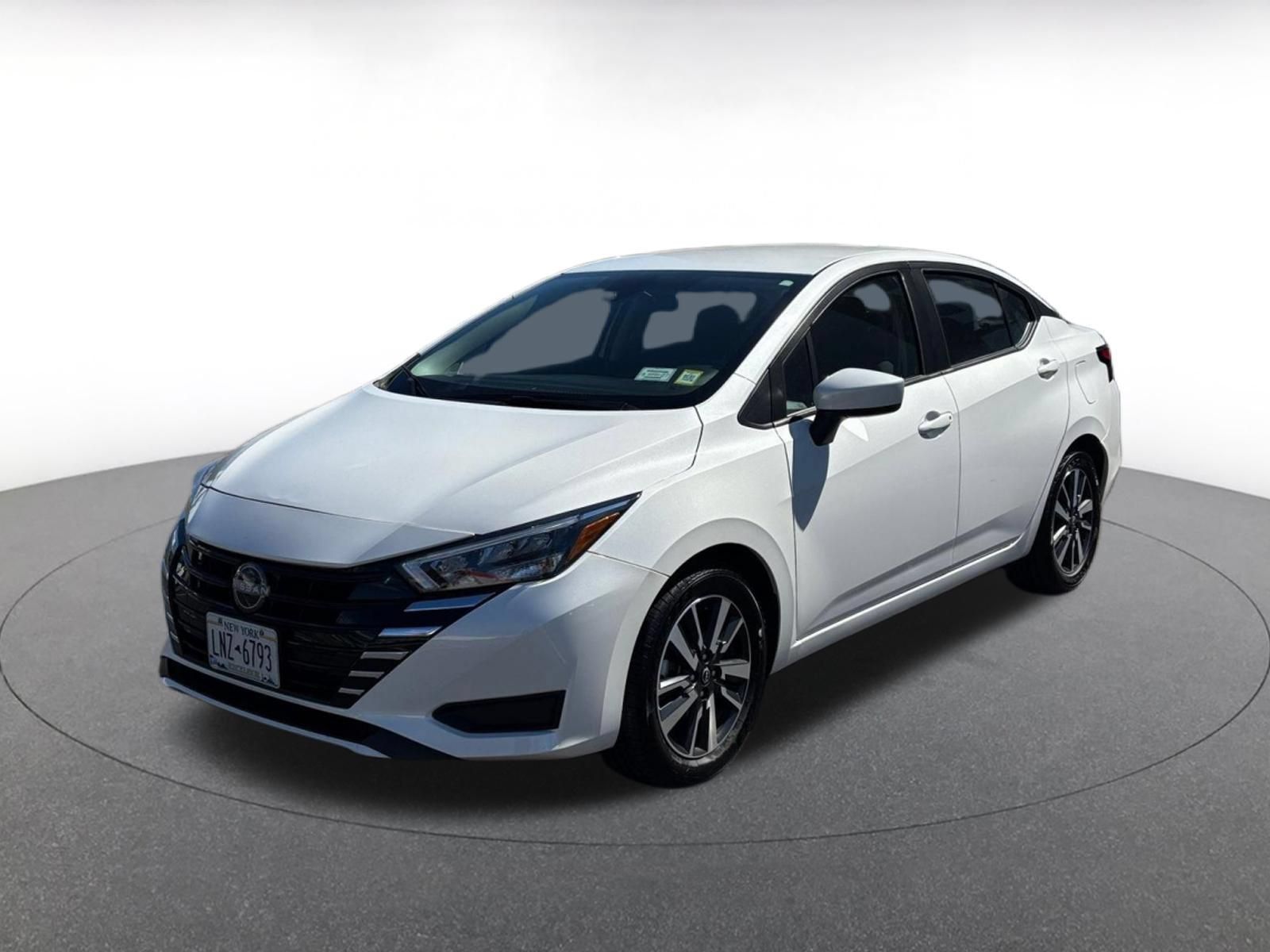 Used 2025 Nissan Versa SV FWD image 4