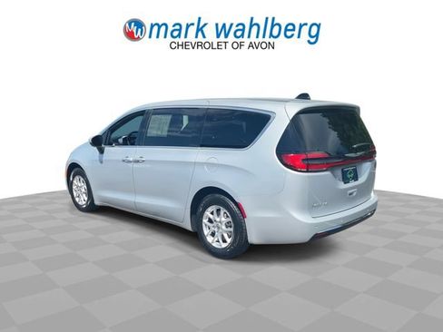 Used 2023 Chrysler Pacifica Touring FWD image 6