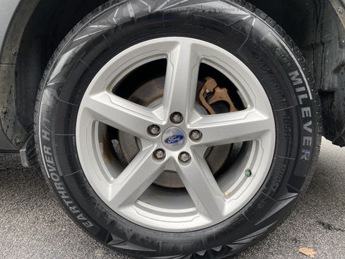 Used 2018 Ford Explorer XLT w/ Equipment Group 202A FWD image 13