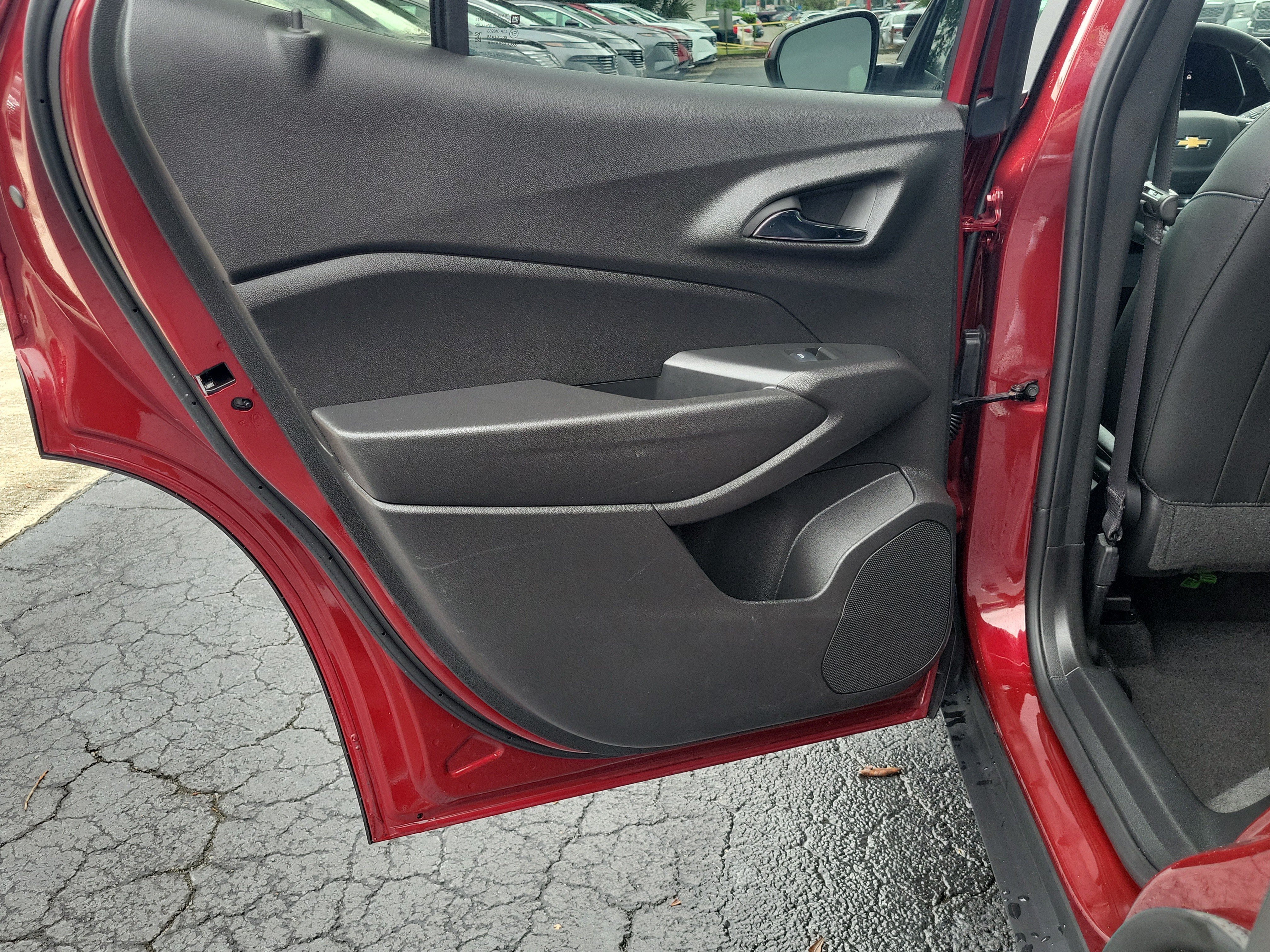 Used 2025 Chevrolet Trax LT w/ LT Convenience Package FWD image 10