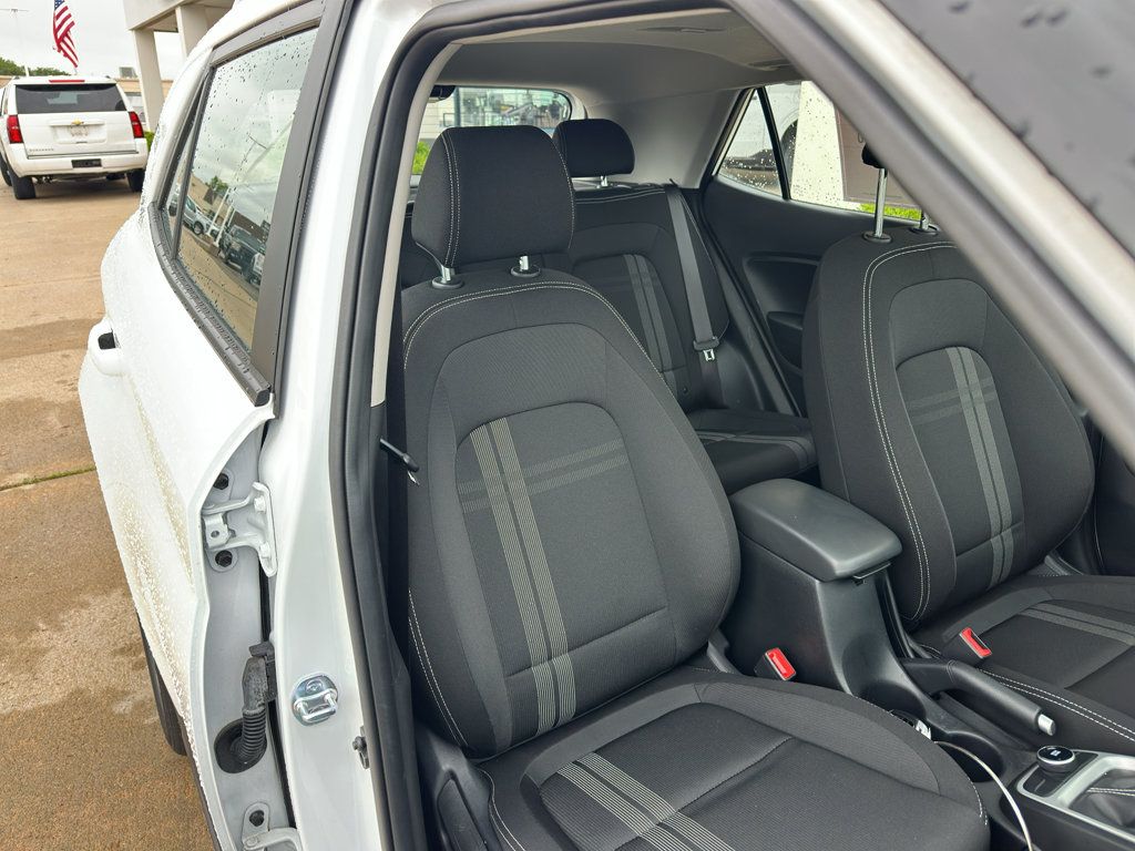Used 2025 Hyundai Venue SEL FWD image 29