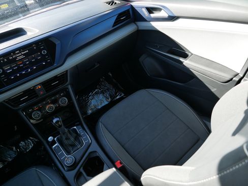 Used 2024 Volkswagen Taos SE image 11