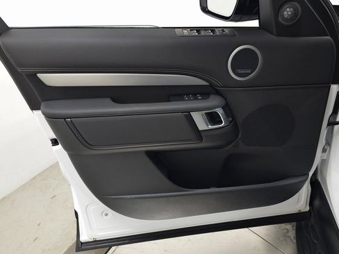 Used 2025 Land Rover Discovery Dynamic SE image 15