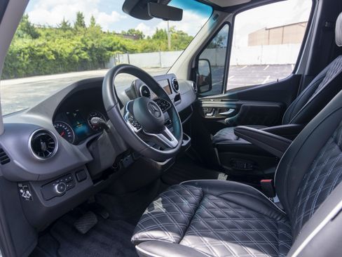 Used 2023 Mercedes-Benz Sprinter 3500 image 2