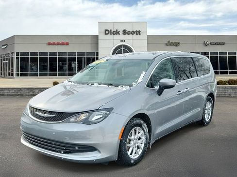 Used 2017 Chrysler Pacifica Touring image 2