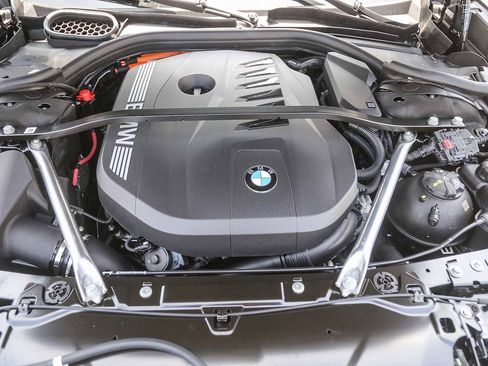 Used 2025 BMW 750e xDrive w/ Premium Package image 23