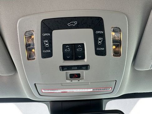 Used 2023 Toyota Sienna XLE AWD/4WD image 46