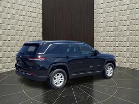 Used 2023 Jeep Grand Cherokee Laredo AWD/4WD image 4
