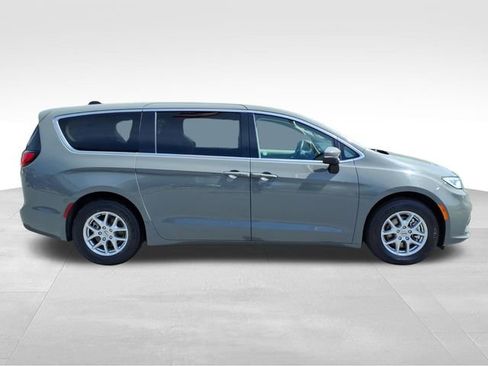 Used 2023 Chrysler Pacifica Touring-L FWD image 12
