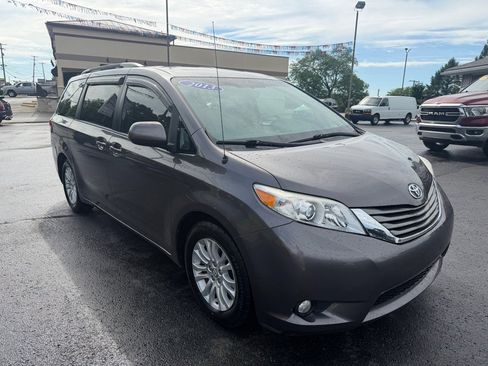 Used 2013 Toyota Sienna XLE FWD image 3