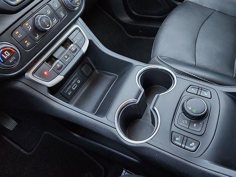 Used 2024 GMC Terrain SLT image 12