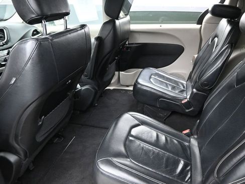 Used 2022 Chrysler Pacifica Touring-L FWD image 32