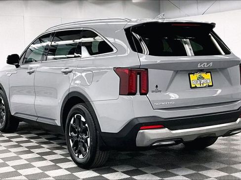 Used 2025 Kia Sorento S image 3