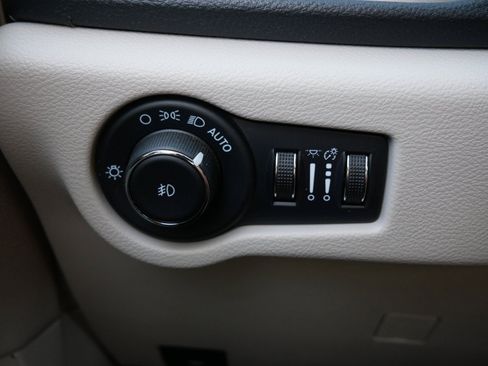 Used 2022 Chrysler Pacifica Limited w/ Uconnect Theater Family Group AWD/4WD image 31