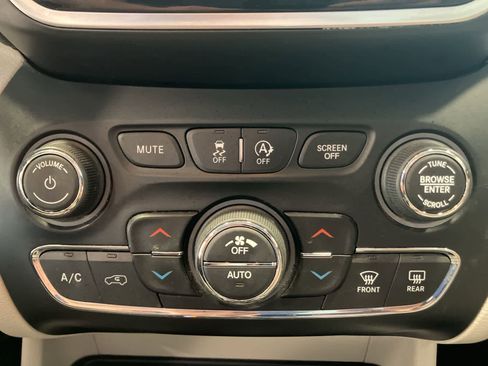 Used 2019 Jeep Cherokee Limited w/ Technology Group AWD/4WD image 18