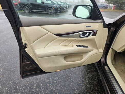 Used 2018 INFINITI Q70 Luxe image 22