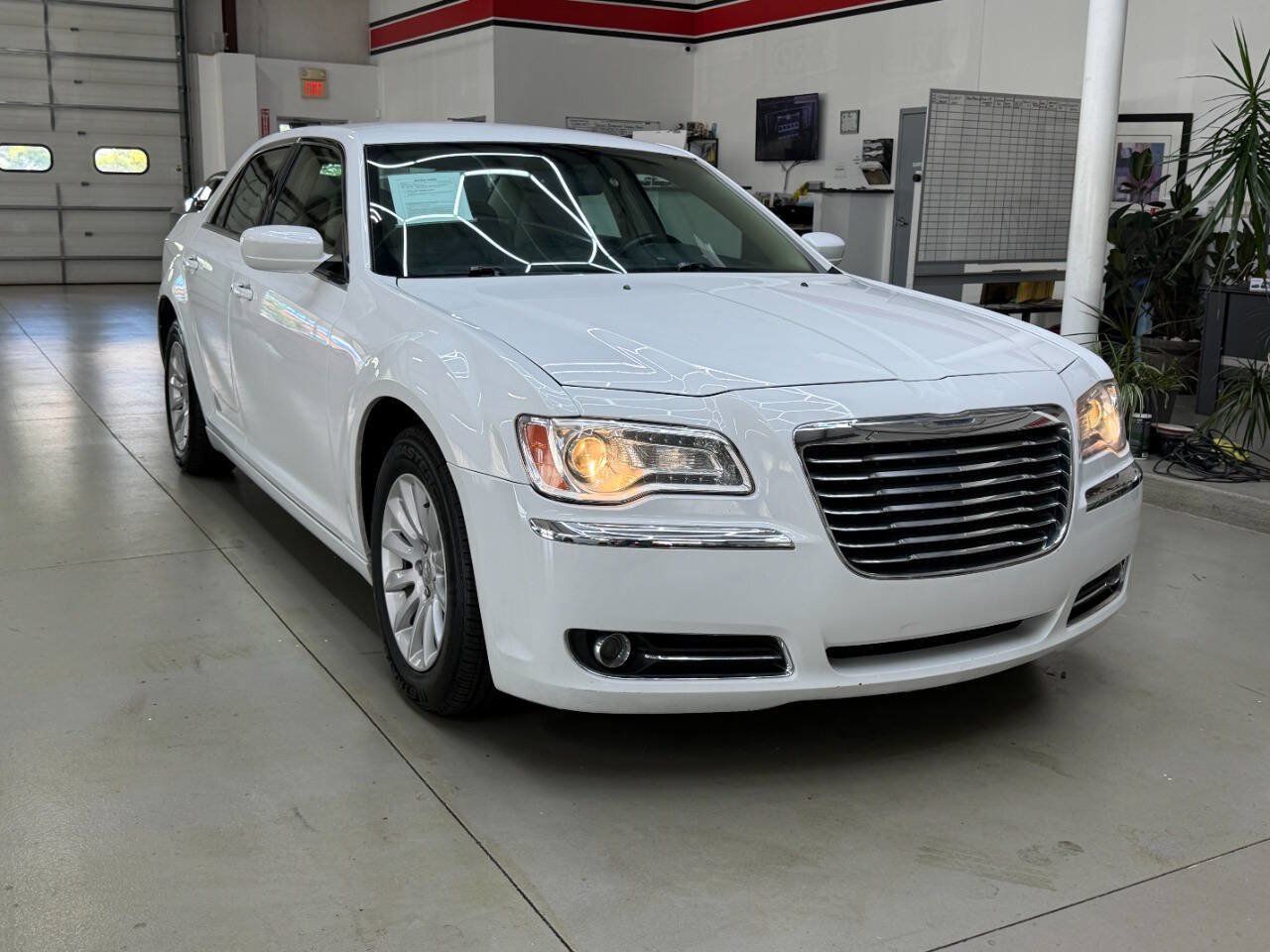 Used 2014 Chrysler 300 w/ Driver Convenience Group RWD image 1