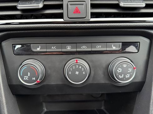 Used 2022 Volkswagen Taos SE image 16