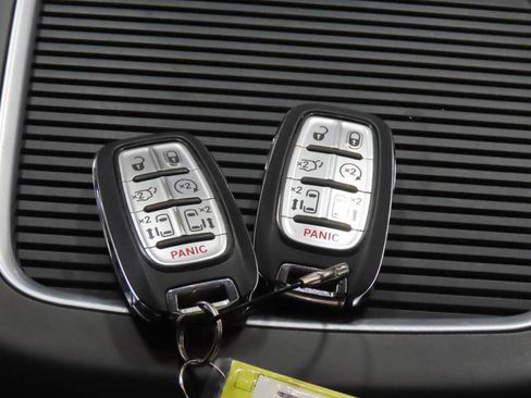 Used 2024 Chrysler Pacifica Touring-L FWD image 17