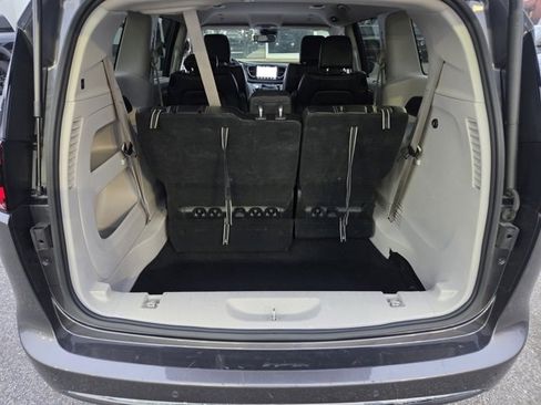 Used 2023 Chrysler Pacifica Touring-L image 29