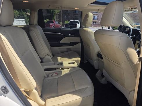 Used 2019 Toyota Highlander Limited FWD image 16