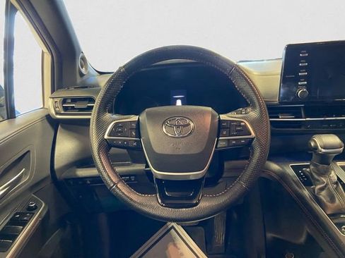 Used 2022 Toyota Sienna XSE w/ XSE Plus Package image 12