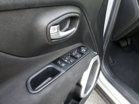 Used 2021 Jeep Renegade Latitude FWD image 15