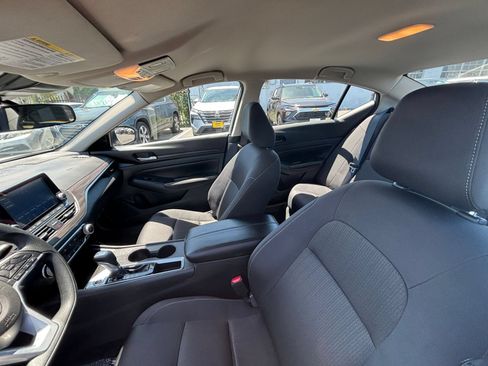Used 2025 Nissan Altima 2.5 SV FWD image 32