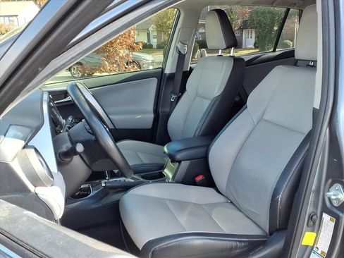 Used 2018 Toyota RAV4 Limited image 3