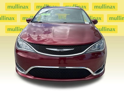 Used 2018 Chrysler Pacifica Touring-L image 10