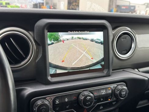 Used 2022 Jeep Wrangler Unlimited Sahara w/ Cold Weather Group AWD/4WD image 21