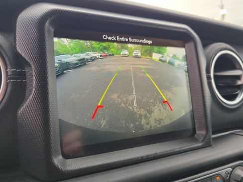 Used 2018 Jeep Wrangler Unlimited Sahara AWD/4WD image 29