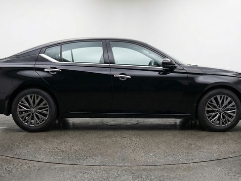 Used 2025 Nissan Altima 2.5 SV image 11