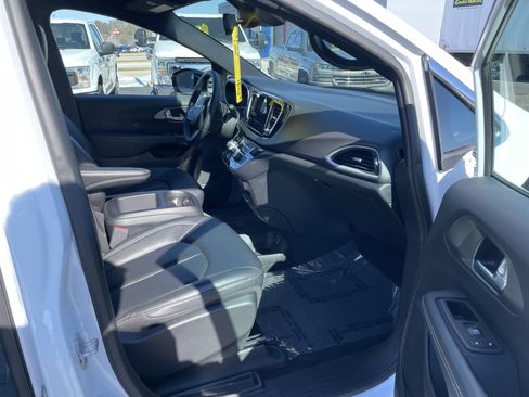 Used 2025 Chrysler Pacifica Select FWD image 30