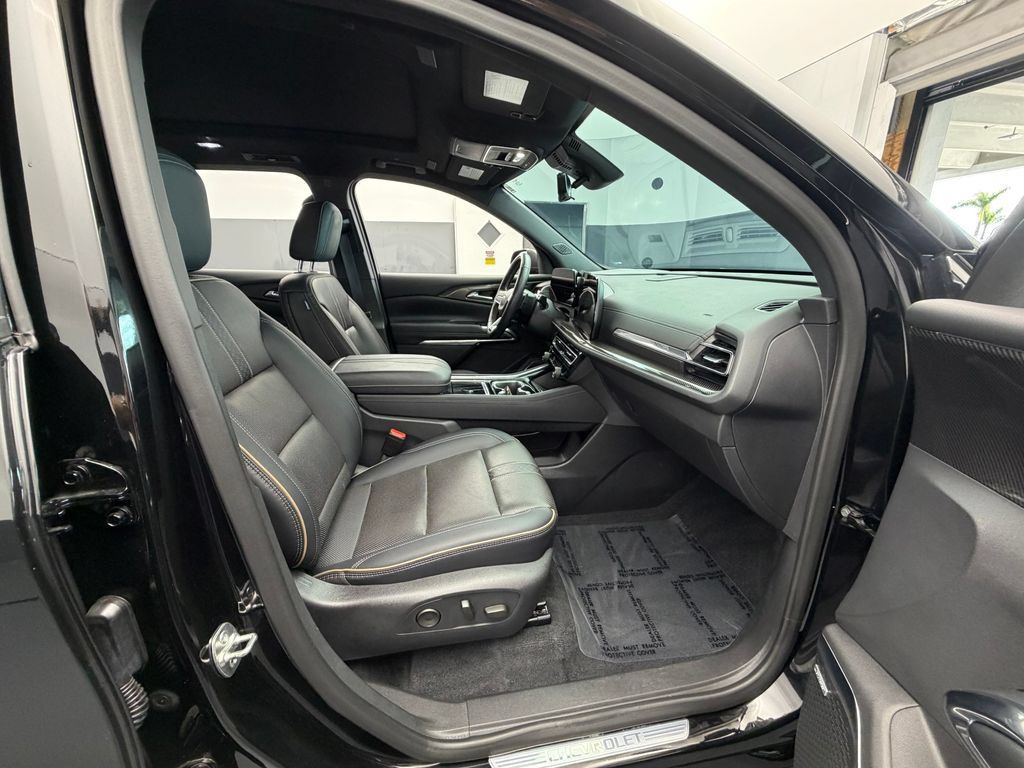 Used 2025 Chevrolet Traverse High Country FWD image 18