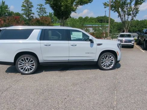 Used 2026 GMC Yukon XL Denali w/ Denali Reserve Package AWD/4WD image 9
