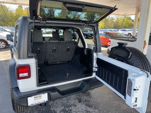 Used 2025 Jeep Wrangler Sport S image 30