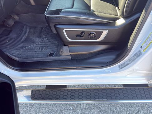 Used 2023 RAM 1500 Laramie AWD/4WD image 16