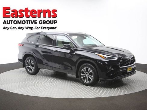 Used 2021 Toyota Highlander XLE AWD/4WD image 50